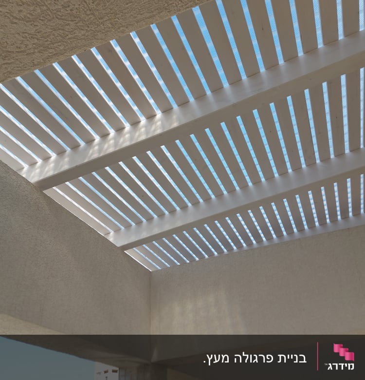 פרגולה מעץ לבן עם חריצים לאור השמש